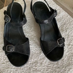 Dansko Joanie shimmering sandals Size 9/Size 39